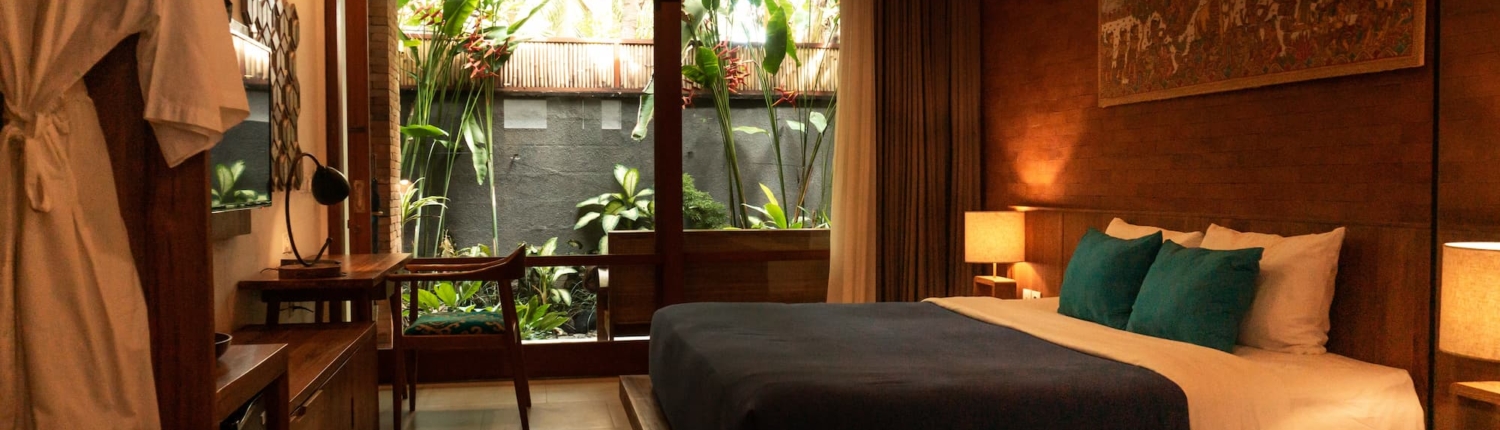 visualsofdana-T5pL6ciEn-I-unsplash (1) hotel room finance